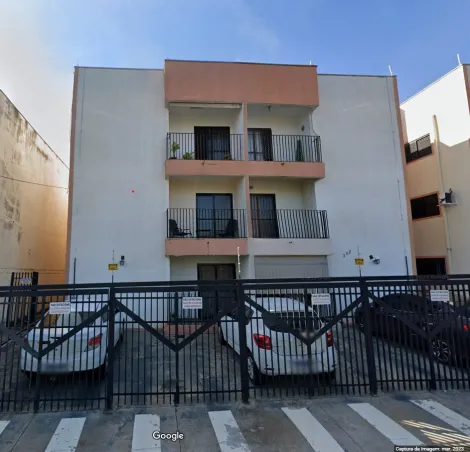 Apartamento padrão, com dois quartos e sacada.