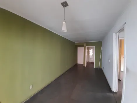 Apartamento padrão, com dois quartos e sacada.