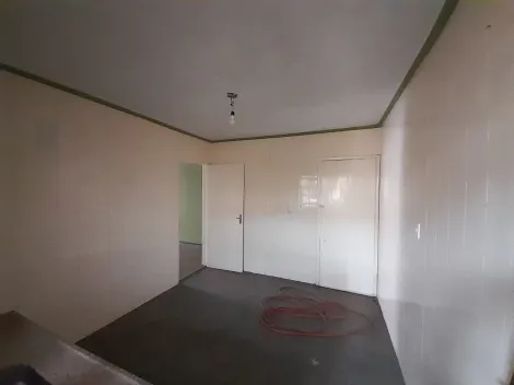 Apartamento padrão, com dois quartos e sacada.