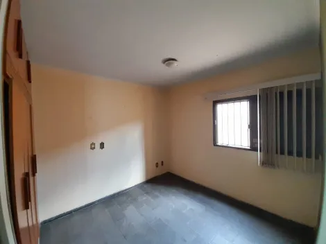 Apartamento padrão, com dois quartos e sacada.