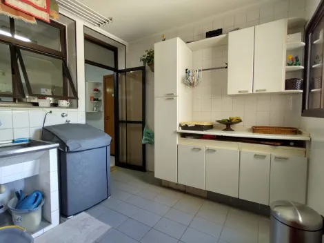 Apartamento amplo, muito bem localizado. Excelente oportunidade.