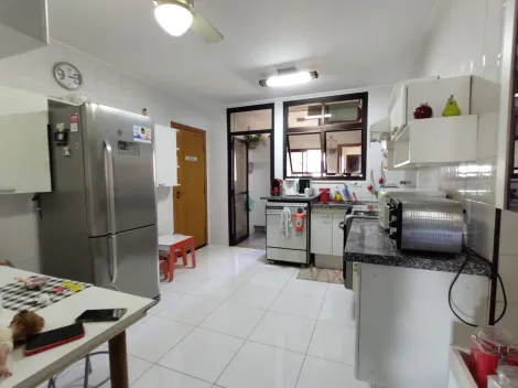 Apartamento amplo, muito bem localizado. Excelente oportunidade.