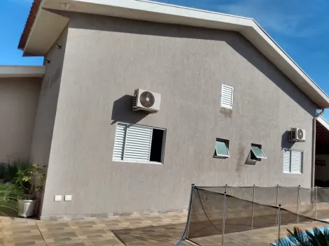 Casa com piscina, suíte e área gourmet.