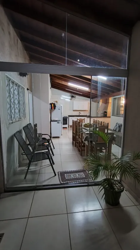 Casa com suíte e área gourmet.