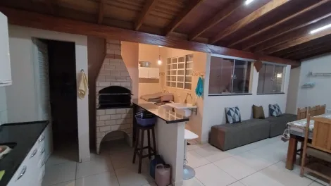 Casa com suíte e área gourmet.