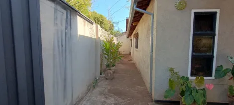 Casa à venda com 2 quartos e garagem coberta.