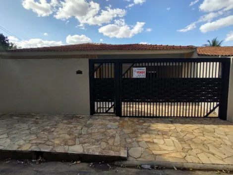 Casa em ótimo estado no Bairro São Francisco - 03 quartos (01 suíte) e churrasqueira