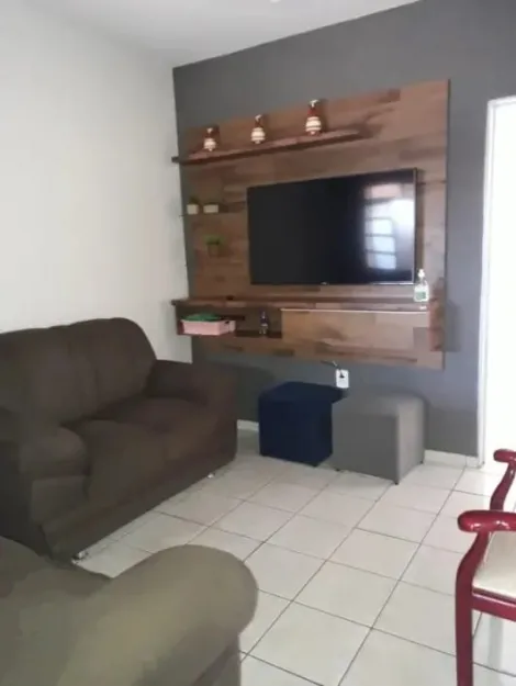 Casa com 02 dormitórios, varanda e garagem coberta