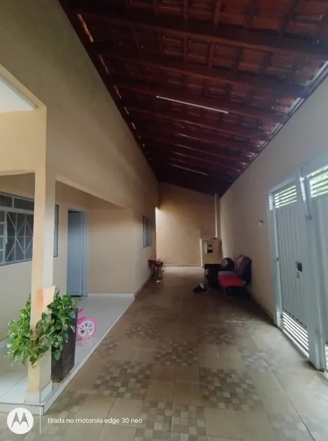 Casa com 02 dormitórios, varanda e garagem coberta