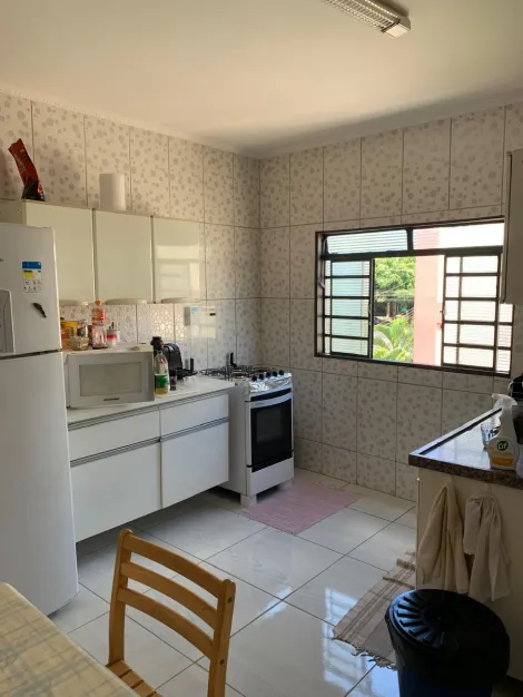 Apartamento espaçoso, com 3 quartos (uma suíte) e quarto de serviço com banheiro. Totalmente climatizado.