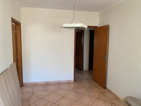 Apartamento espaçoso, com 3 quartos (uma suíte) e quarto de serviço com banheiro. Totalmente climatizado.