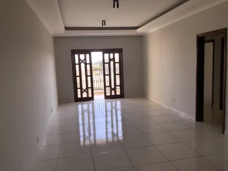 Apartamento com 3 dormitórios (1 suíte), 120m² de área e sala com sacada.