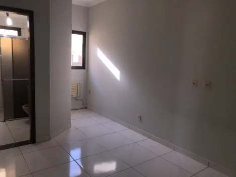 Apartamento com 3 dormitórios (1 suíte), 120m² de área e sala com sacada.