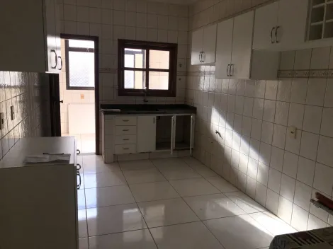 Apartamento com 3 dormitórios (1 suíte), 120m² de área e sala com sacada.