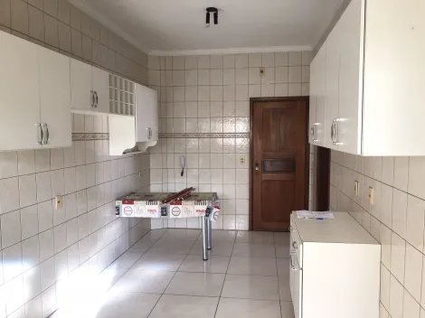 Apartamento com 3 dormitórios (1 suíte), 120m² de área e sala com sacada.